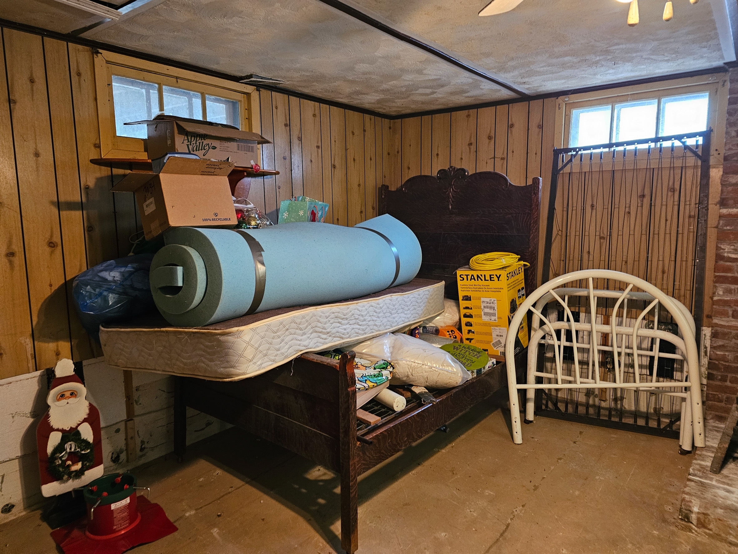 Liverpool,,Ns,,Can,,January,20,,2024,-,An,Antique,Bed